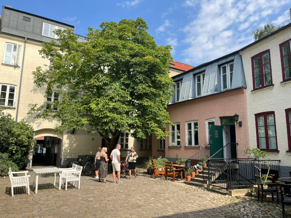 Med egen ingång